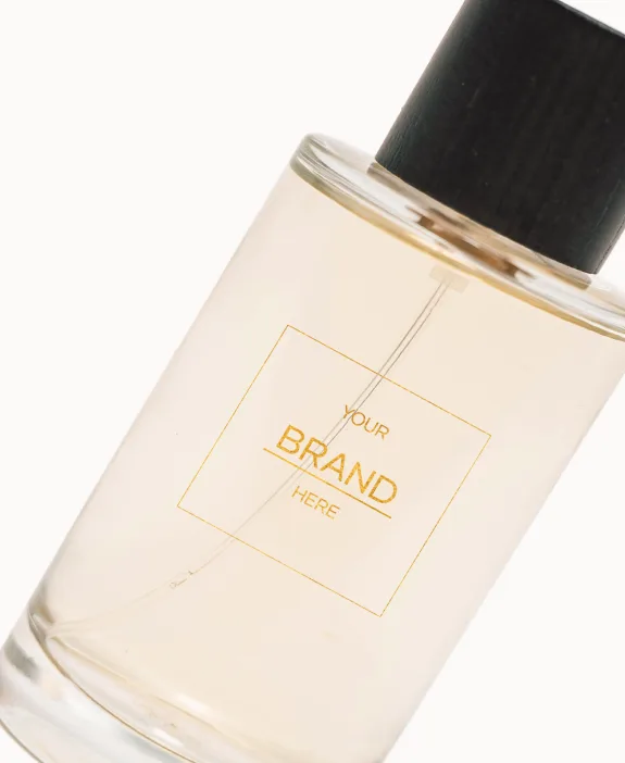 Parfumeflaske med sort hætte og etiketten “YOUR BRAND HERE”