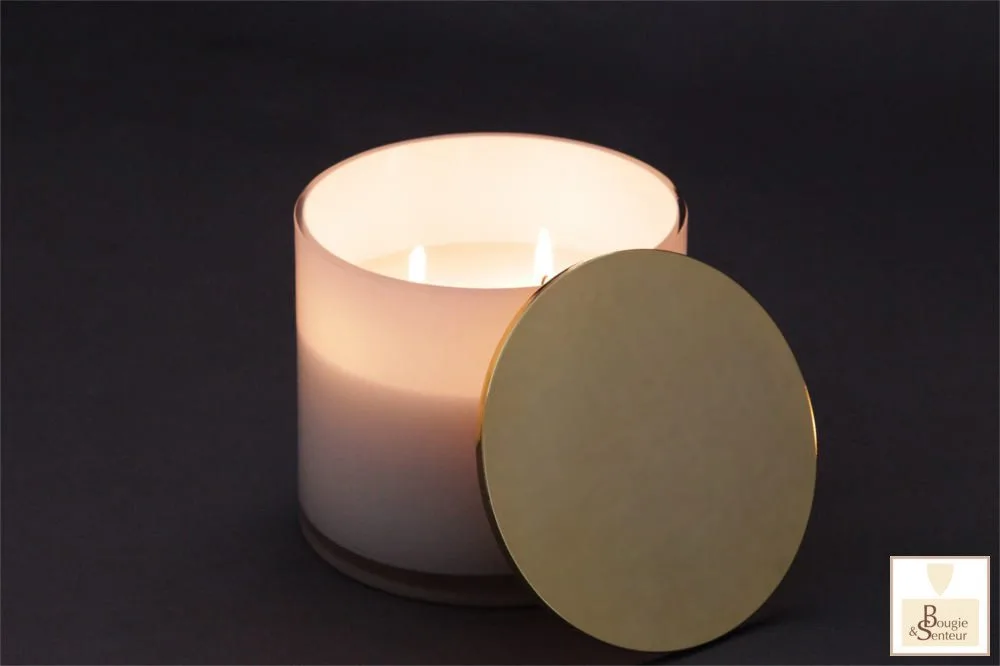 Stort hvidt duftlys med guldlåg