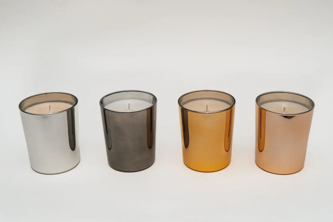 Duftkerzen in metallischen Gefäßen in Silber, Anthrazit, Gold und Kupfer