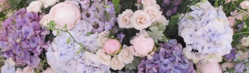 Buket af hortensia, pæoner og roser