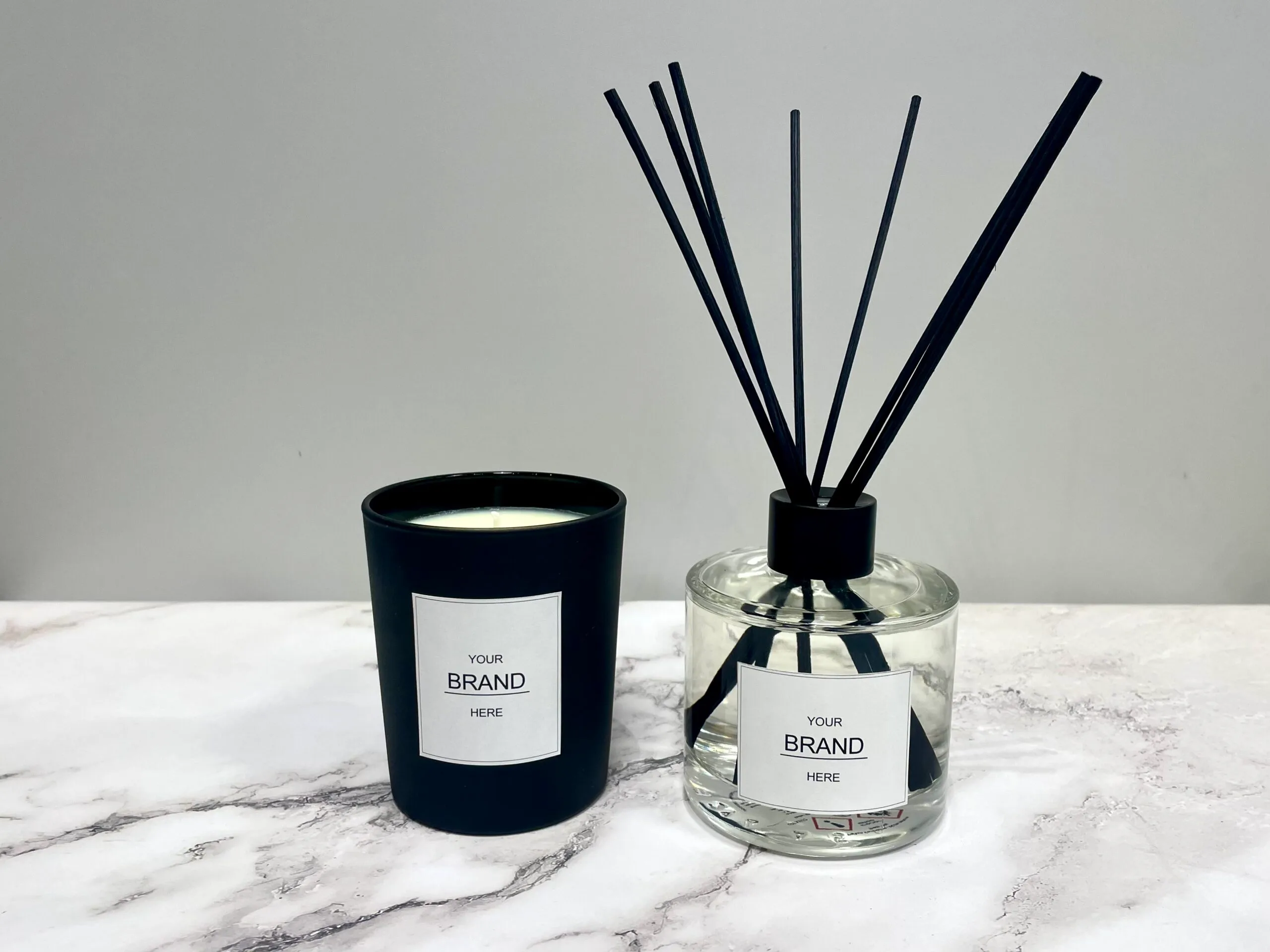 Sort duftlys og duftpinde-diffuser med etiketter “YOUR BRAND HERE”