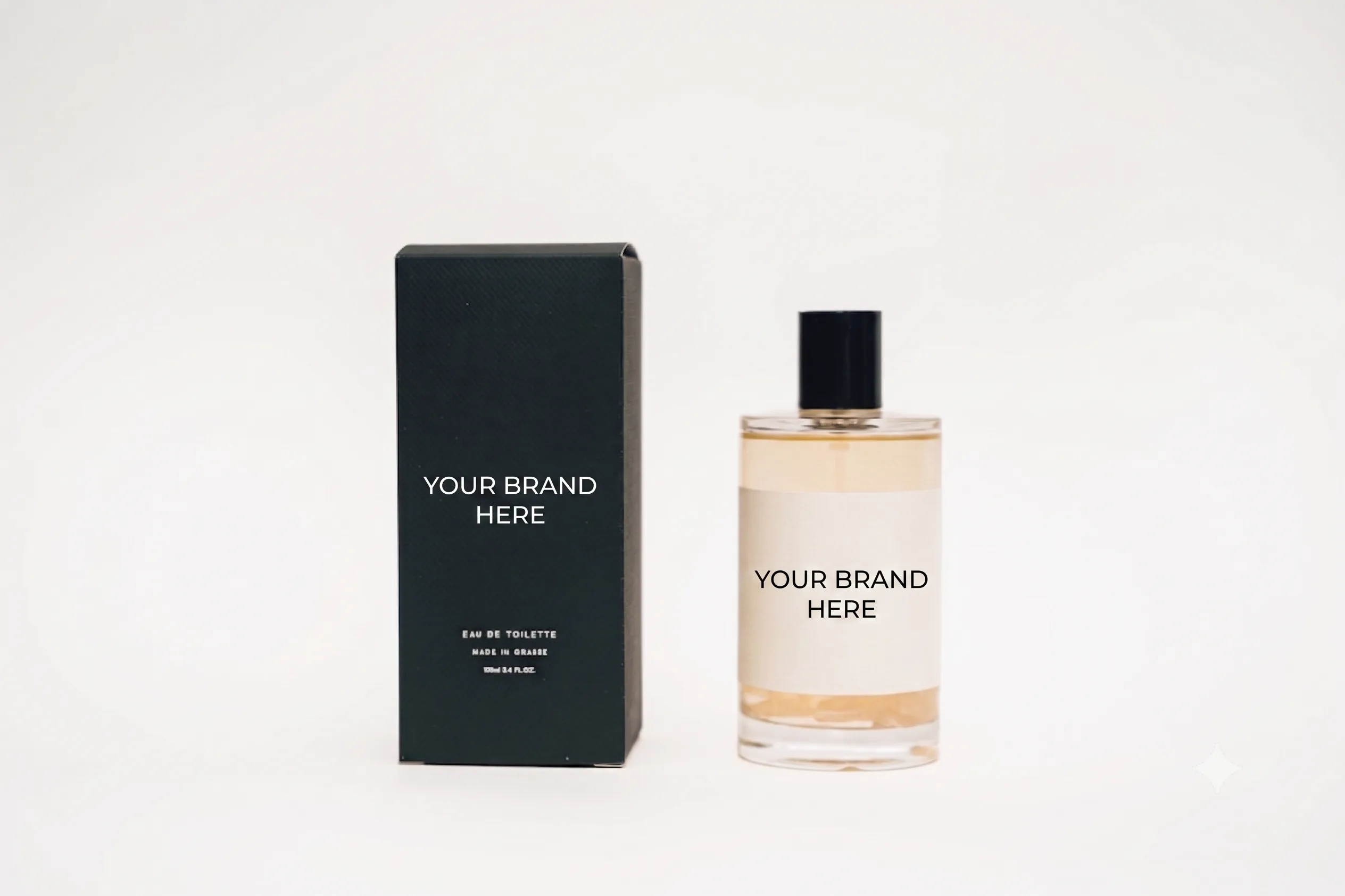 Eau de toilette-flaska och svart ask med etiketten ”YOUR BRAND HERE”