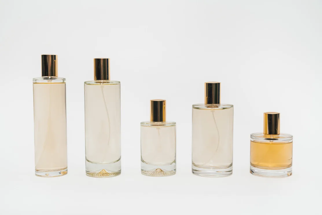 Eau de parfum-flaskor i olika storlekar med guldkorkar