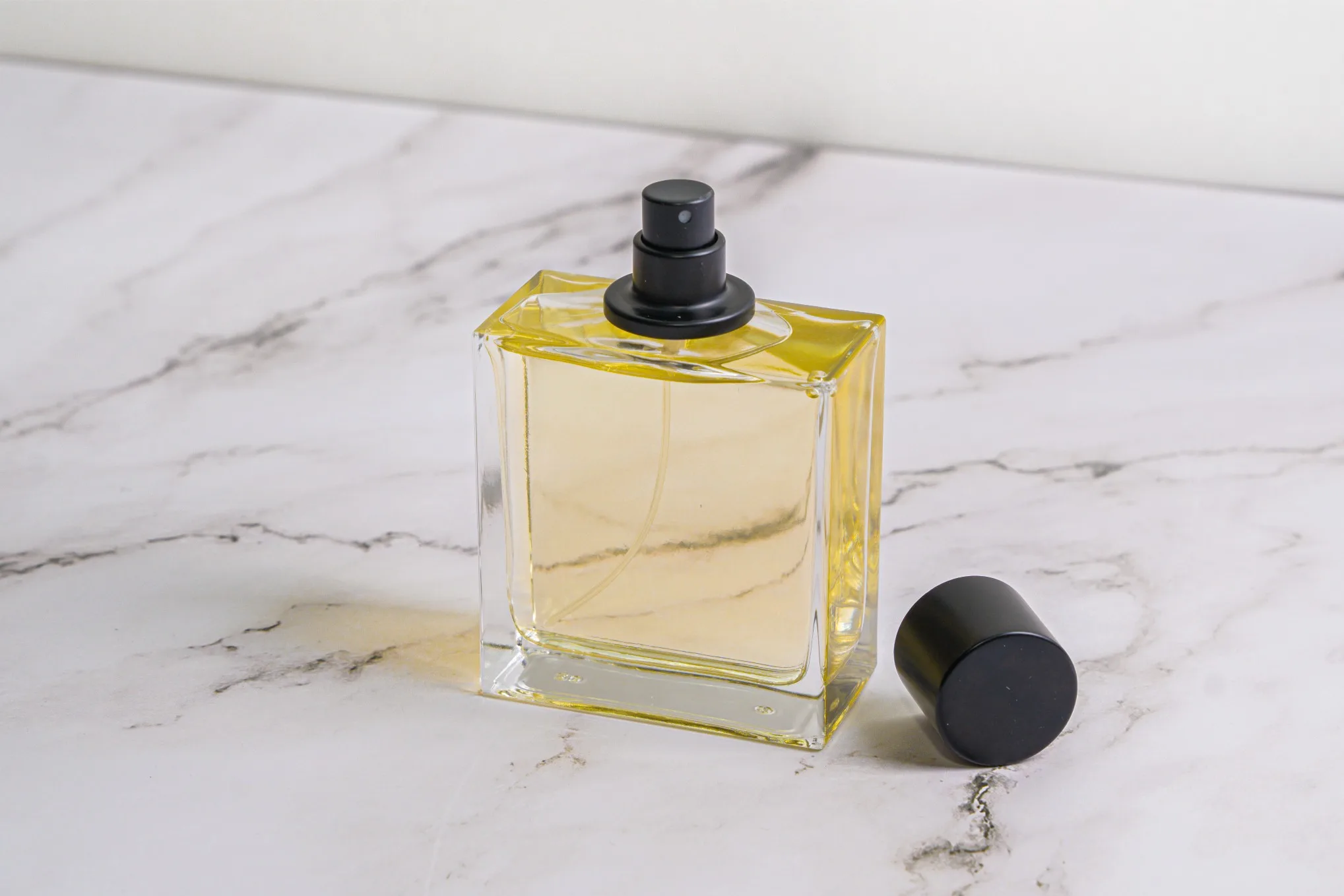 Eau de parfum 100 ml med matt svart kork, pumpen synlig